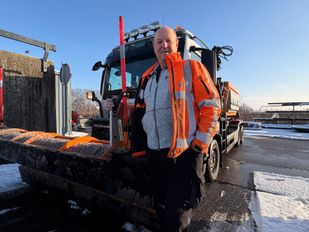 Jan Verschuuren gaat deze dagen de weg op om het begaanbaar te maken voor de inwoners uit de gemeente Halderberge.
