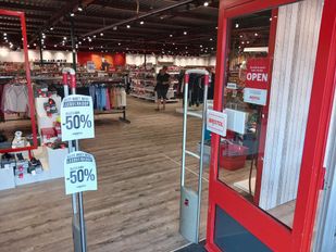 De deur van de Bergse Bristol-vestiging is nog open.