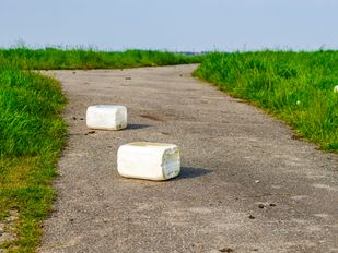 gedumpte vaten Tholen