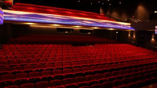 De grote zaal in schouwburg De Kring