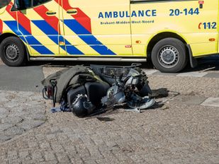 Scooterrijdster gewond na botsing met auto in Huijbergen