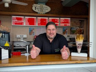 Matthew Natterer (44) uit Portugaal runt al 15 jaar Frietkiosk Het Havenhoofd in Willemstad.