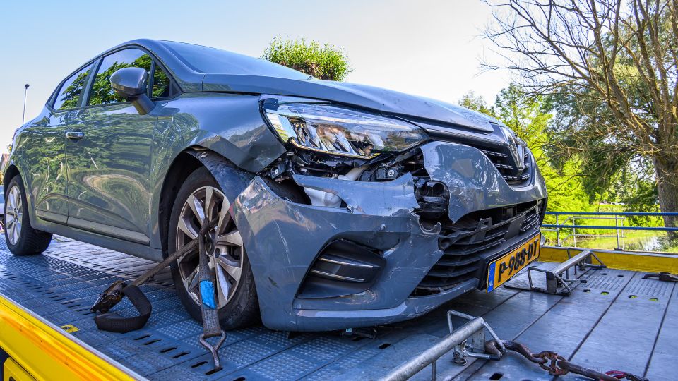 Twee auto&#8217;s fors beschadigd bij botsing op kruising in Etten-Leur