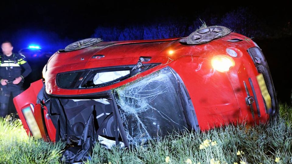 Auto raakt van dijk bij Poortvliet, traumahelikopter ingezet