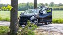 Auto botst tegen boom in Nispen, bestuurster gewond naar ziekenhuis