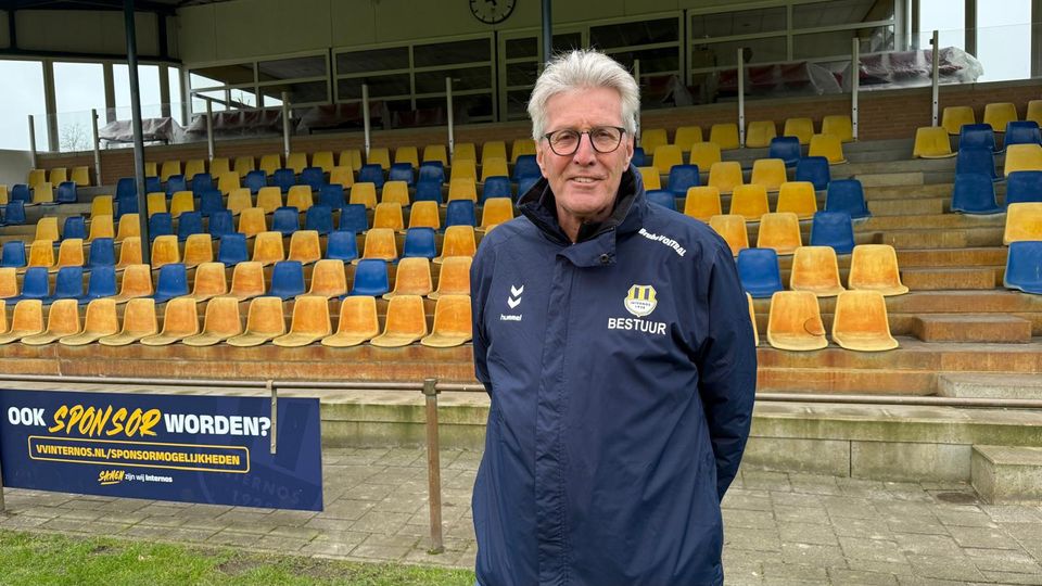 Voorzitter van voetbalvereniging Internos Albert Reijlink voor de tribune die grenst aan het hoofdveld.