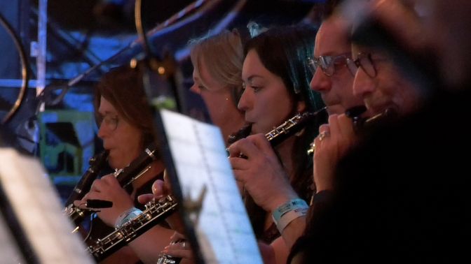 In het midden bespeelt Lieselot van Aken de klarinet tijdens Oudenbosch Bruist.