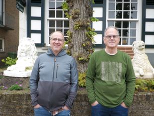 Leeuw en honden hebben nieuwe plek in Ossendrecht: ‘Ze kunnen nergens beter liggen dan hier’