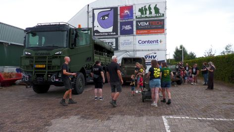 Militaire voertuigen nemen kinderen mee in ontwerp corsowagen buurtschap &#8217;t Stuk