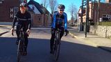 Jan Prop (rechts, voorzitter Grote Prijs Adrie van der Poel) en Huub Kools op wielrenfietsen trainen voor Chasing the Sunset