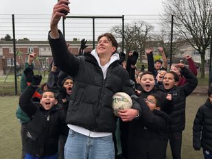 Met behulp van TikTok krijgt Pascal Ploeg jongeren aan het voetballen