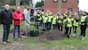 Leerlingen De Meulenrakkers planten bomen in Calfven