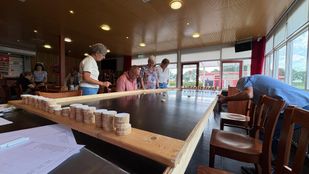 Leden bereiden zich voor op de grote sjoelbakwedstrijd (Foto: ZuidWest Update)