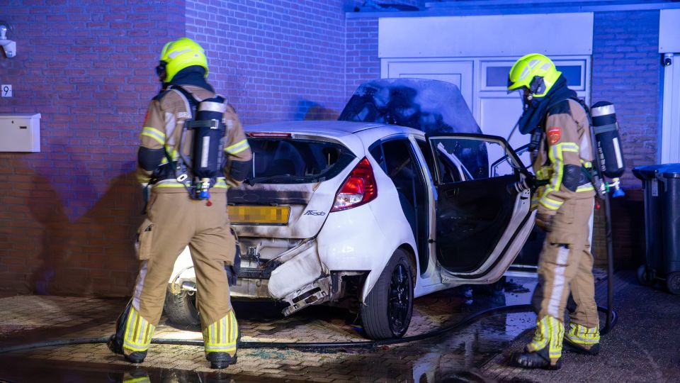 Tijdens de autobrand kon de brandweer het verder uitslaan van de brand voorkomen.