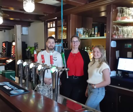 vlnr Mira van den Bempt, Egbert Schuurman en Senna Smits van café An