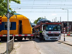 Trein en vrachtwagen botsen op spoorweg&shy;overgang