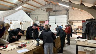 Leenbox timmeren tijdens het Zero Waste Festival