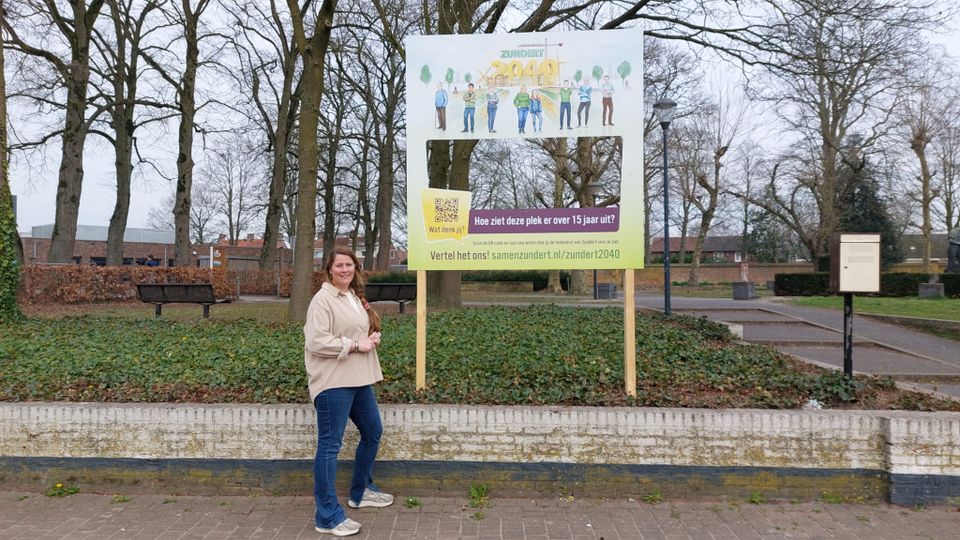 Wethouder Judith Kuijpers bij het Zundert 2040 bord