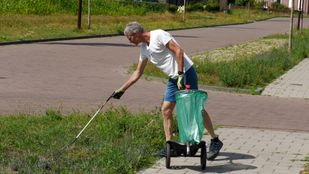 Rutger van Klerk (60) ruimt afval op in Oud-Gastel