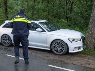 bakwagen botst op geparkeerde auto in Bergen op Zoom