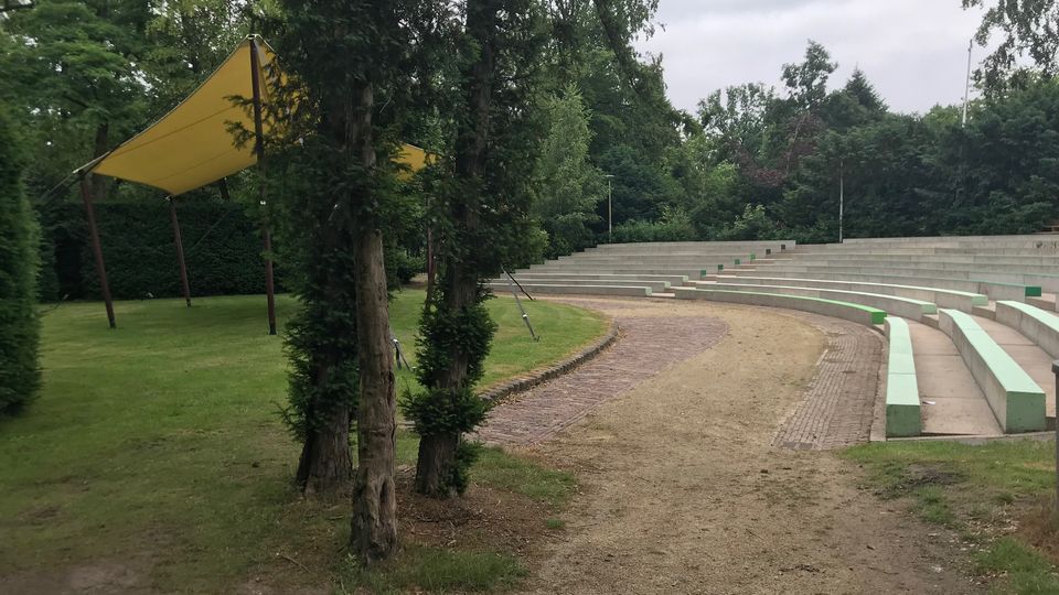 De stenen tribunes van Openluchttheater Vrouwenhof in Roosendaal