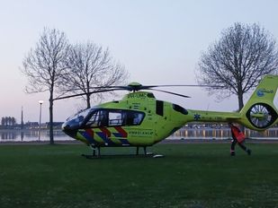 Trauma&shy;helikopter landt in Bergen op Zoom na botsing op Geepstraat