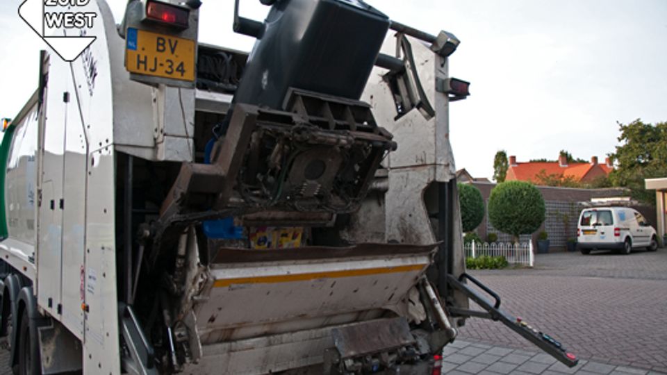 Vuilniswagen rijdt door Woensdrecht