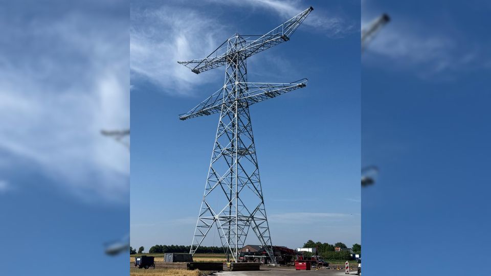Nieuwe hoogspannings&shy;verbinding krijgt vorm: eerste mast geplaatst in Standdaarbuiten