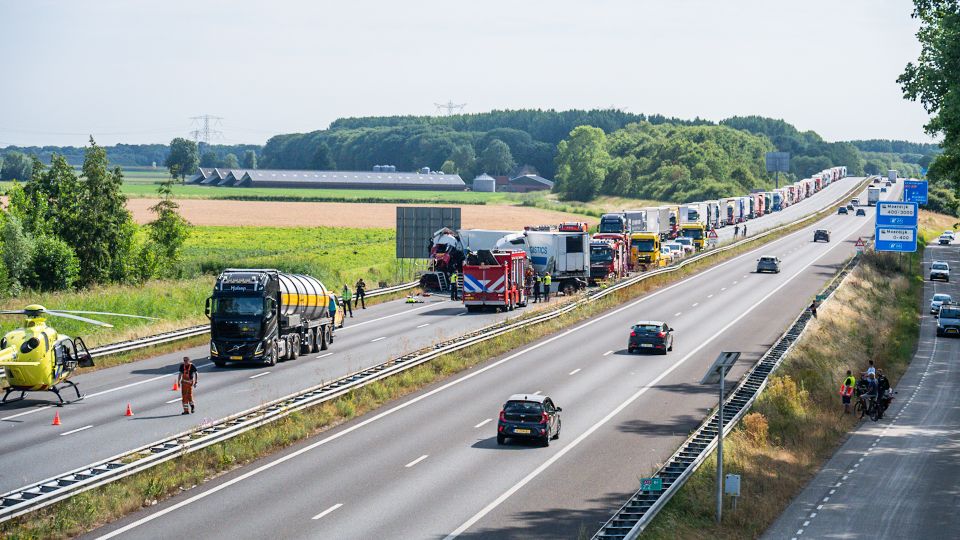 112 nieuws moerdijk ongeluk file brandweer traumahelikopter snelweg ambulance politie