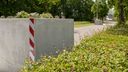 Dorp gruwelt van levensgrote betonnen bakken: &#8216;Het lijkt het Oostblok wel&#8217;