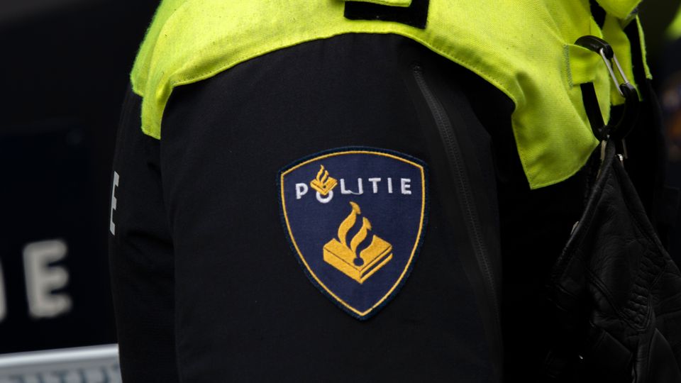 Close up van politielogo op mouw