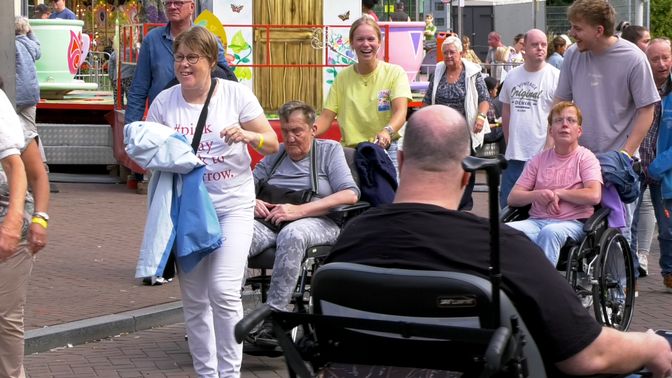 De Roosendaalse kermis wordt drukbezocht tijdens de Sterrenmiddag.