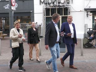 Christel Buijs, Sandra Westerkamp, directeur Kees van Hassel en burgemeester Mark Buijs volgen audiotour