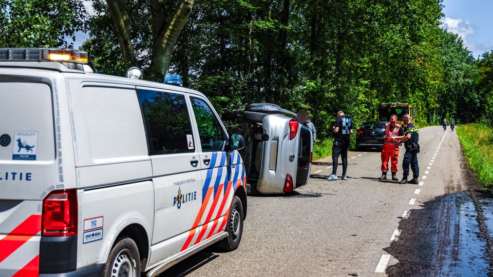 auto belandt op zijkant bergen op zoom