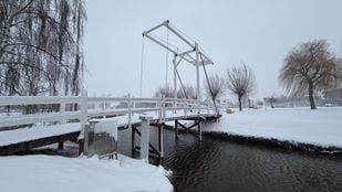 De Slickbrug in Etten-Leur is bedolven onder sneeuw.