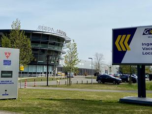 Toegangsbord bij Breda Airport met de tekst Ingang Vaccinatie Locatie