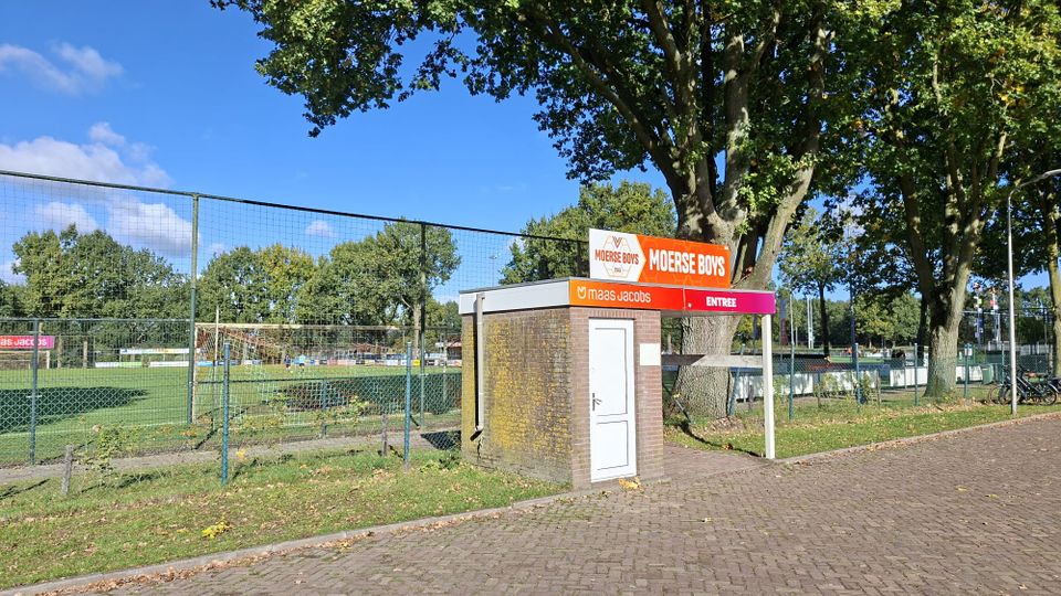 Nieuw kunstgrasveld voor Moerse Boys kost 1,1 miljoen euro, raad neemt later besluit over aanleg