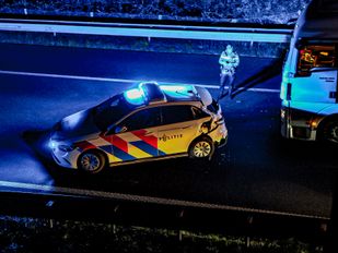 Vrachtwagen botst op politiewagen
