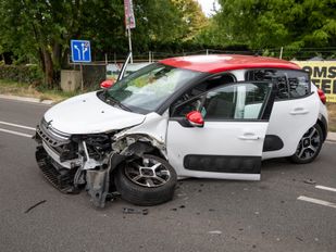 112 nieuws brabant hoeven oudenbosch halderberge ongeluk ongeval botsing auto vrachtwagen politie ambulance