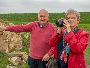 Annie Hellemons Goorden met haar man én haar camera op het kasteelterrein | Foto: Vincent Krijtenburg