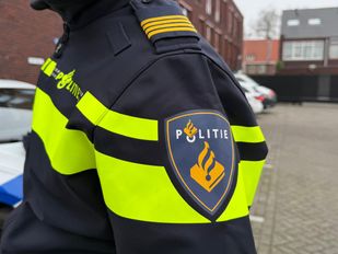 Het uniform is altijd uitgerust met het politielogo en de welbekende gele strepen.