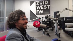 Arwen van Gestel van de VLP in de studio van het Fractiehuis op ZuidWest FM