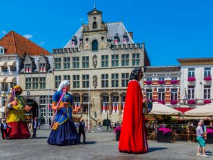 De meest recente Reuzenstoet met de Brabantse Ansjovion, Aspergilda, en voorop Adriaen Brouwer uit Oudenaarde.