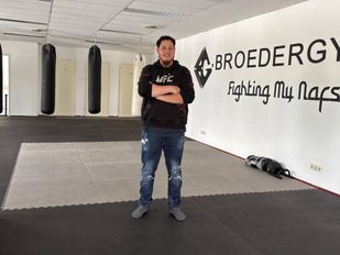 Soufiane Karmoudi in zijn sportschool Broedergym