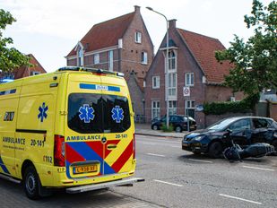 Twee gewonden bij botsing tussen auto en scooter in Bergen op Zoom
