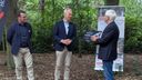 Jubilerend bouwbedrijf overhandigt flink bedrag voor Bezoekerscentrum Militaire Erevelden