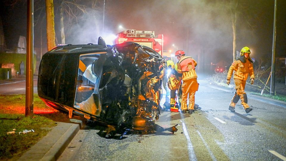 Hoewel de bestuurder zelf uit de auto wist te kruipen, kwam deze er niet zonder kleurscheuren vanaf. | Foto: Perry Roovers