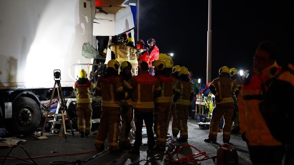 Botsing ongeval vrachtwagens a16 Moerdijkbrug Moerdijk