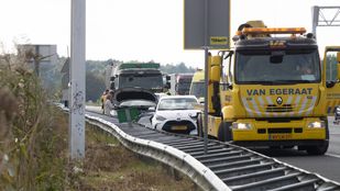 botsing ongeluk 112 snelweg a4 bergen op zoom auto vrachtwagen politie ambulance brabant nieuws