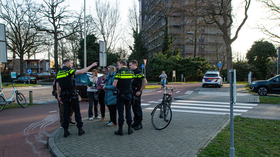 Automobilist rijdt door na aanrijden fietser op Burgemeester Stulemeijerlaan